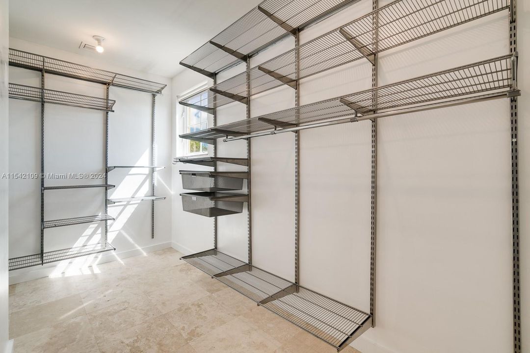 Recently Rented: $6,000 (3 beds, 3 baths, 2500 Square Feet)