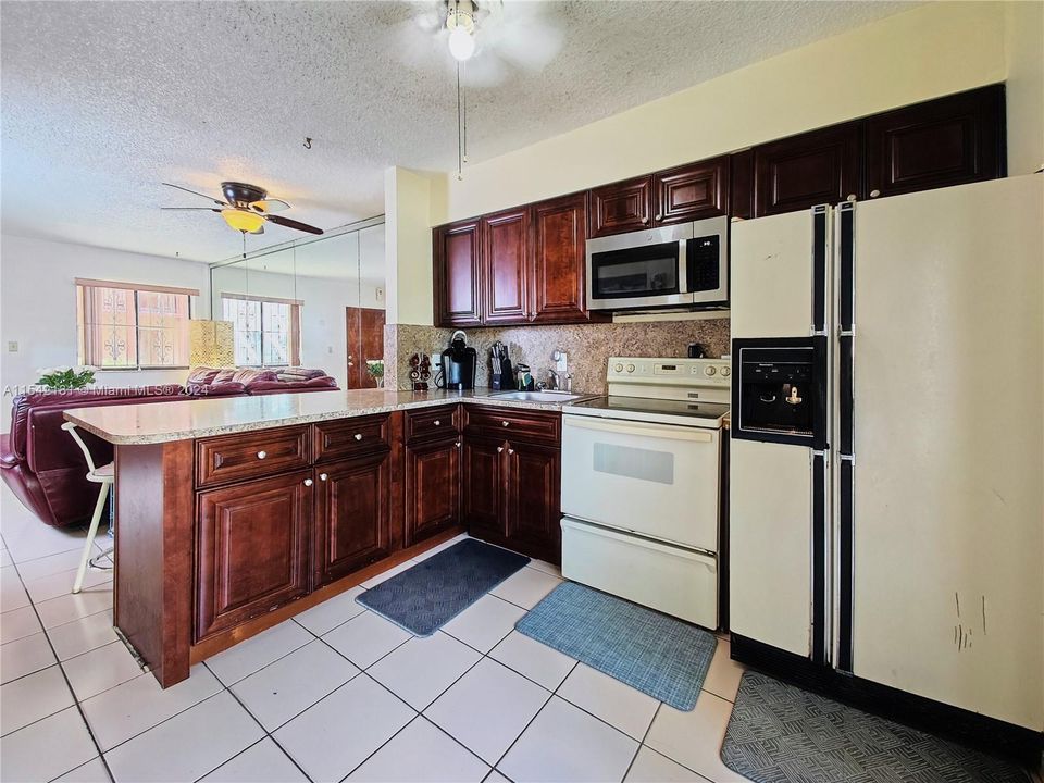 For Sale: $259,900 (2 beds, 2 baths, 812 Square Feet)
