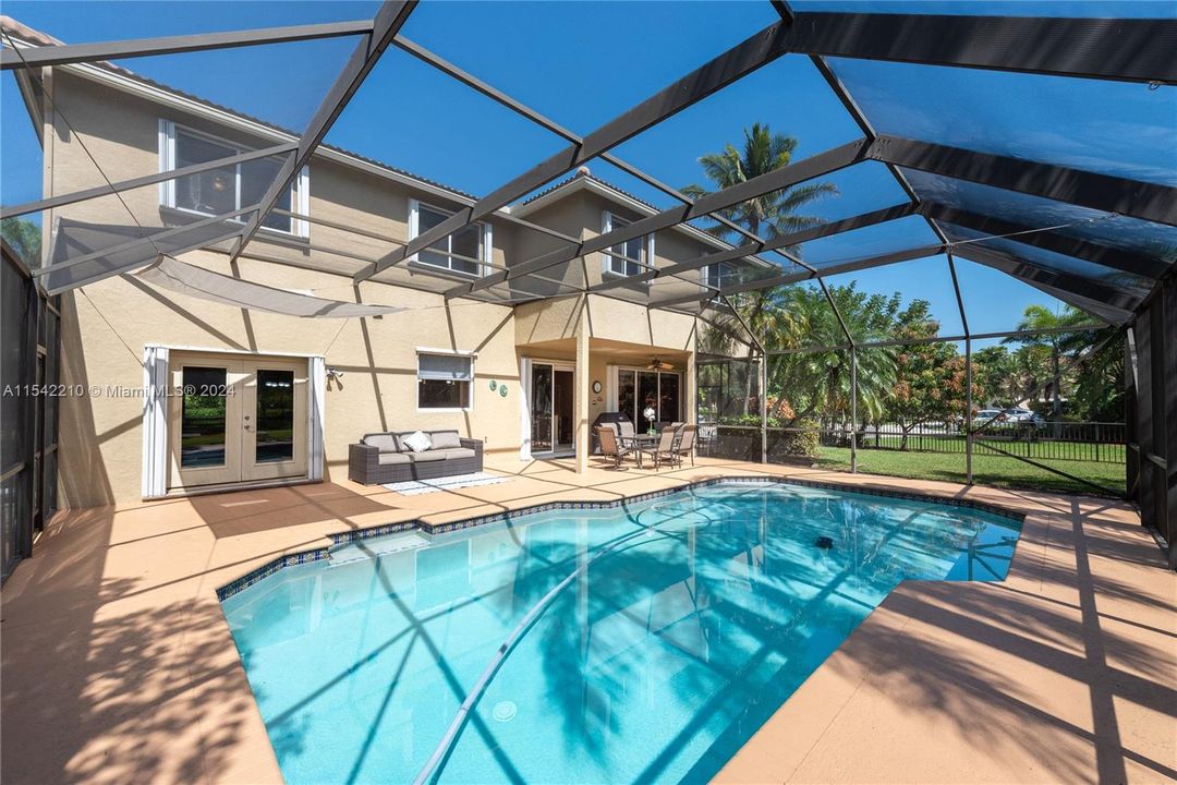 Oversize Pool & Lanai