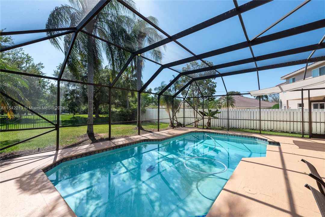 Oversize Pool & Lanai