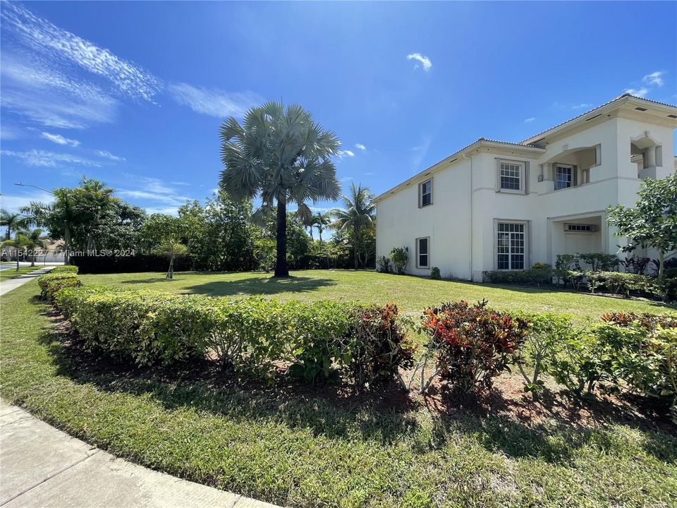 Active With Contract: $700,000 (4 beds, 4 baths, 4137 Square Feet)