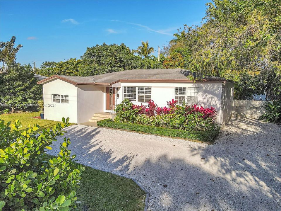 Recently Sold: $825,000 (3 beds, 2 baths, 1300 Square Feet)