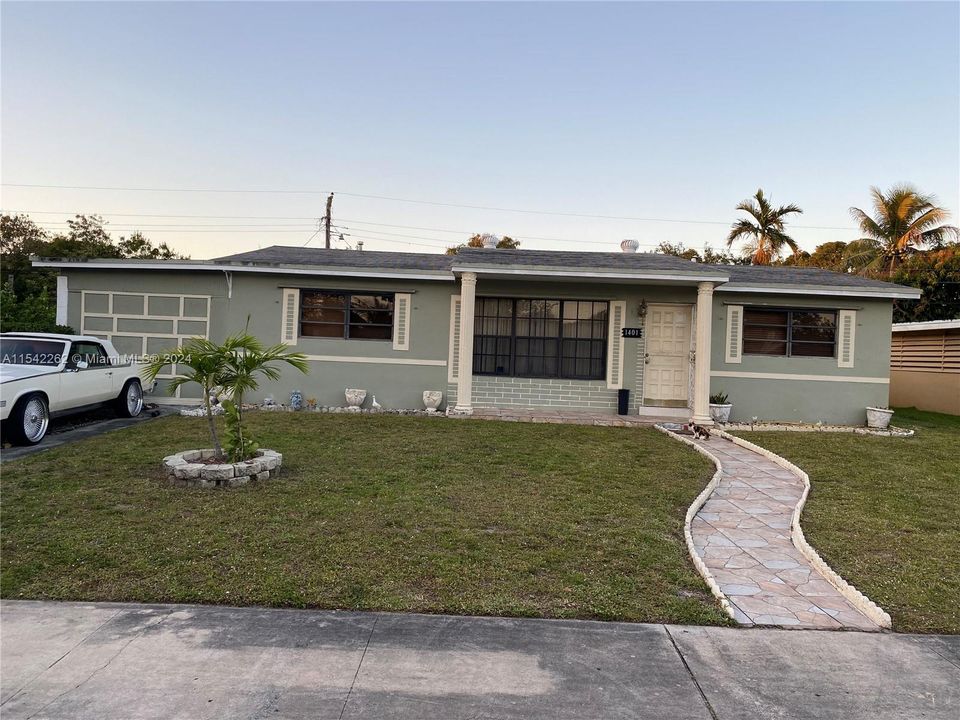 Recently Sold: $475,000 (4 beds, 2 baths, 1467 Square Feet)