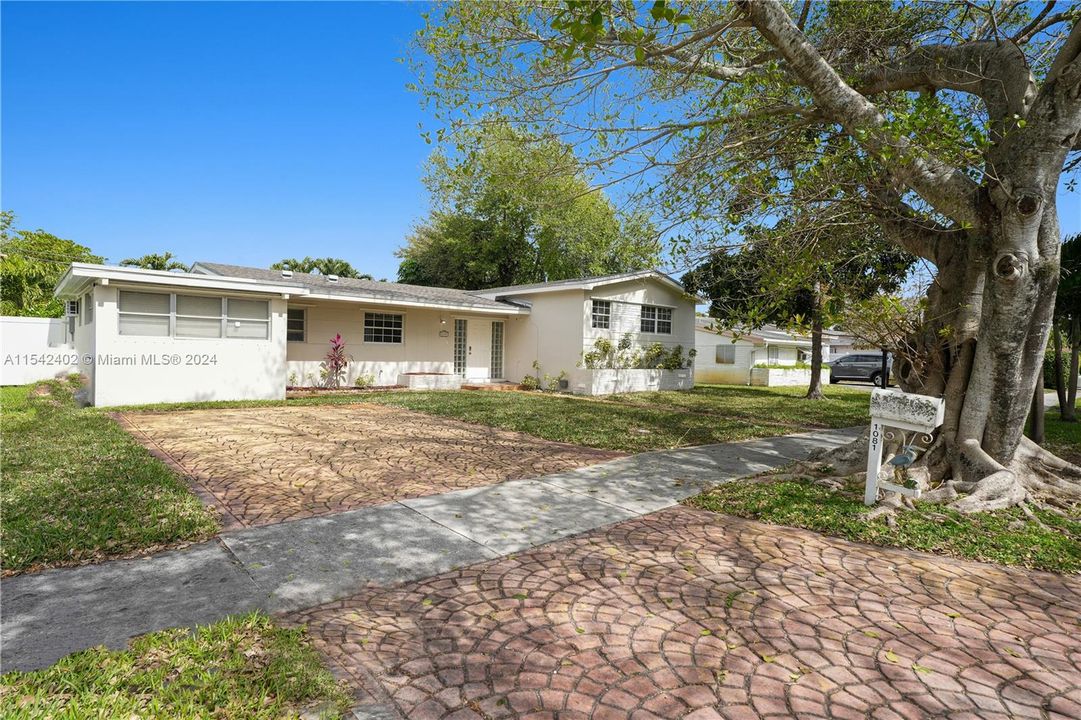 Recently Rented: $4,200 (3 beds, 2 baths, 1460 Square Feet)