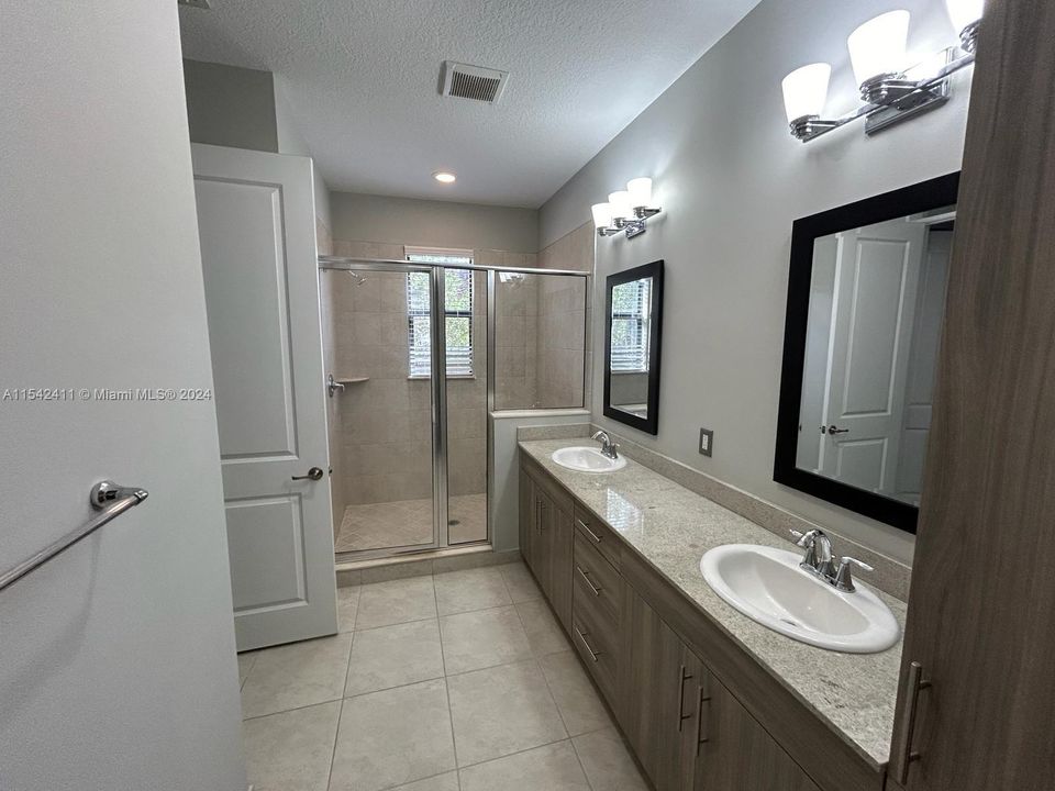 Active With Contract: $3,500 (3 beds, 2 baths, 1749 Square Feet)