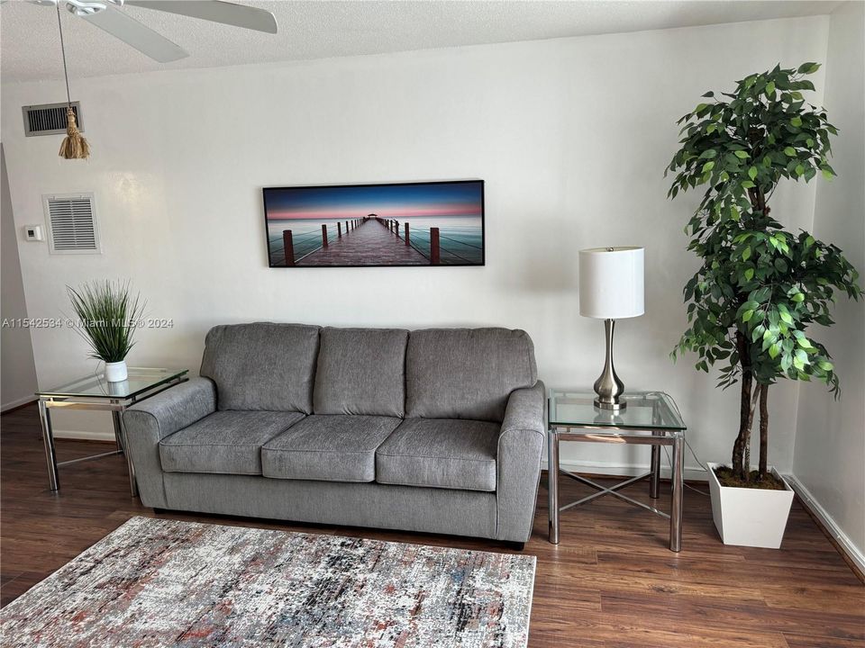 Active With Contract: $140,000 (1 beds, 1 baths, 650 Square Feet)