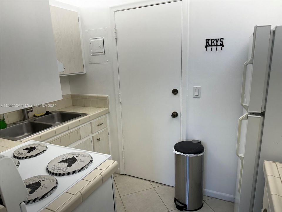 Active With Contract: $140,000 (1 beds, 1 baths, 650 Square Feet)