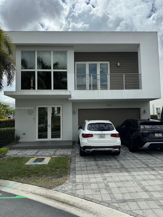 Vendido Recientemente: $1,260,000 (4 camas, 4 baños, 3030 Pies cuadrados)