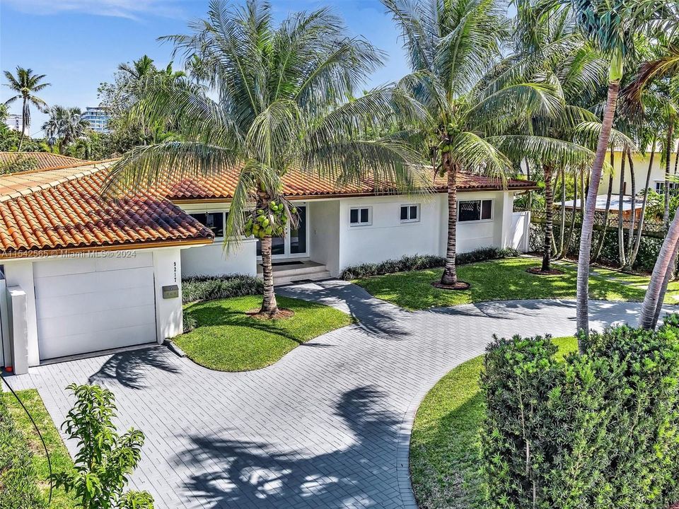 For Sale: $2,975,000 (3 beds, 3 baths, 2112 Square Feet)