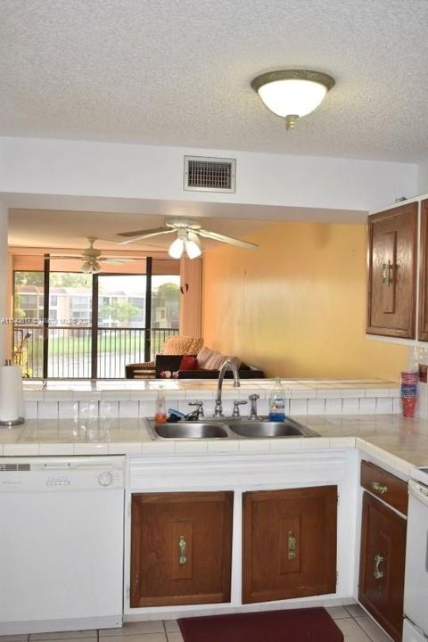 For Sale: $165,000 (2 beds, 2 baths, 990 Square Feet)