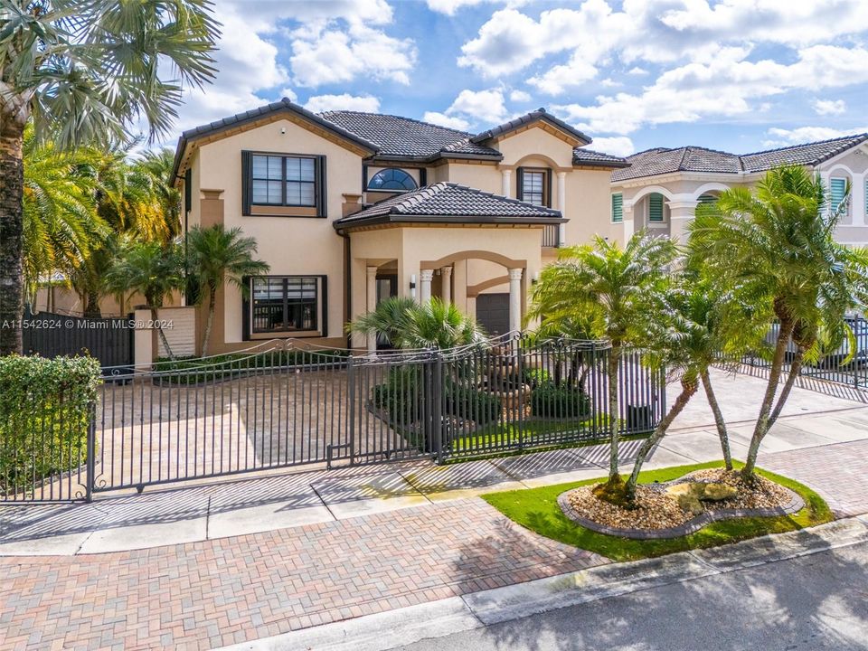 Recently Sold: $975,000 (4 beds, 4 baths, 2803 Square Feet)