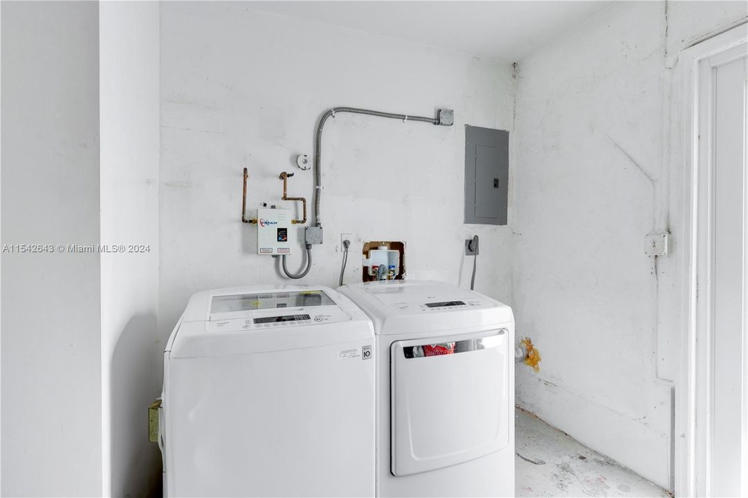 Recently Sold: $700,000 (4 beds, 2 baths, 1828 Square Feet)