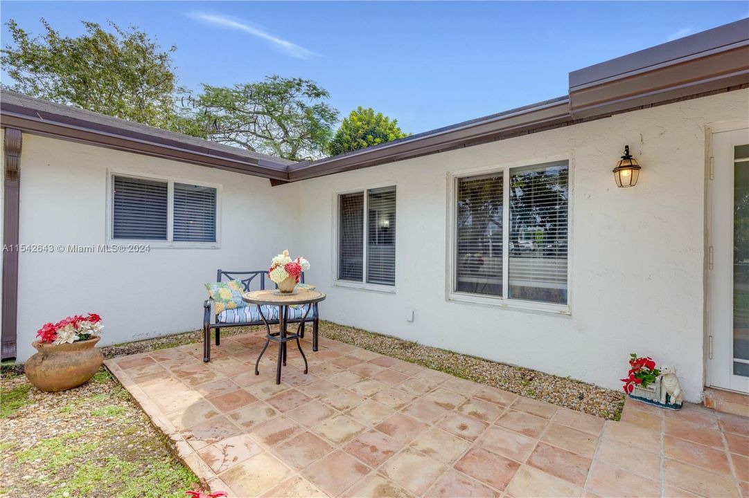 Recently Sold: $700,000 (4 beds, 2 baths, 1828 Square Feet)