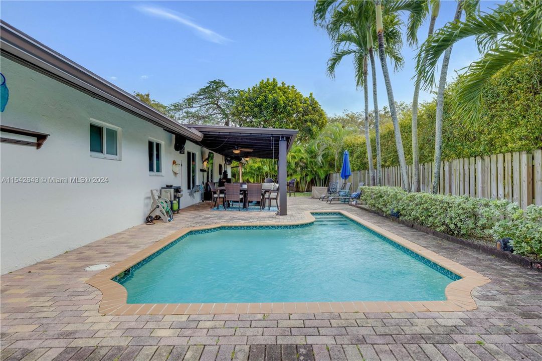 Recently Sold: $700,000 (4 beds, 2 baths, 1828 Square Feet)