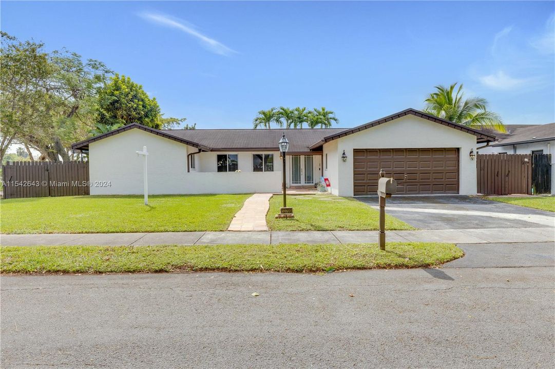 Recently Sold: $700,000 (4 beds, 2 baths, 1828 Square Feet)