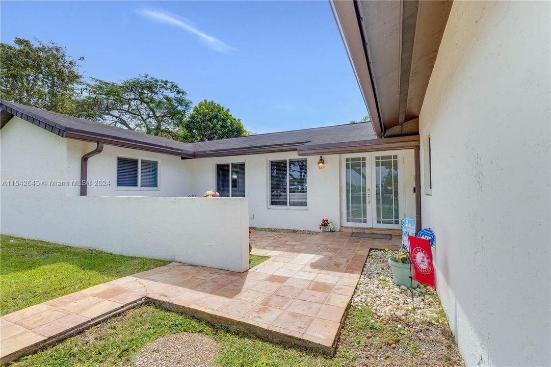 Recently Sold: $700,000 (4 beds, 2 baths, 1828 Square Feet)