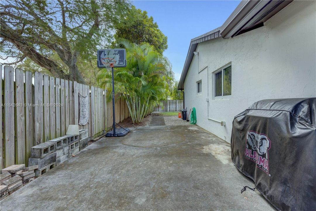 Recently Sold: $700,000 (4 beds, 2 baths, 1828 Square Feet)