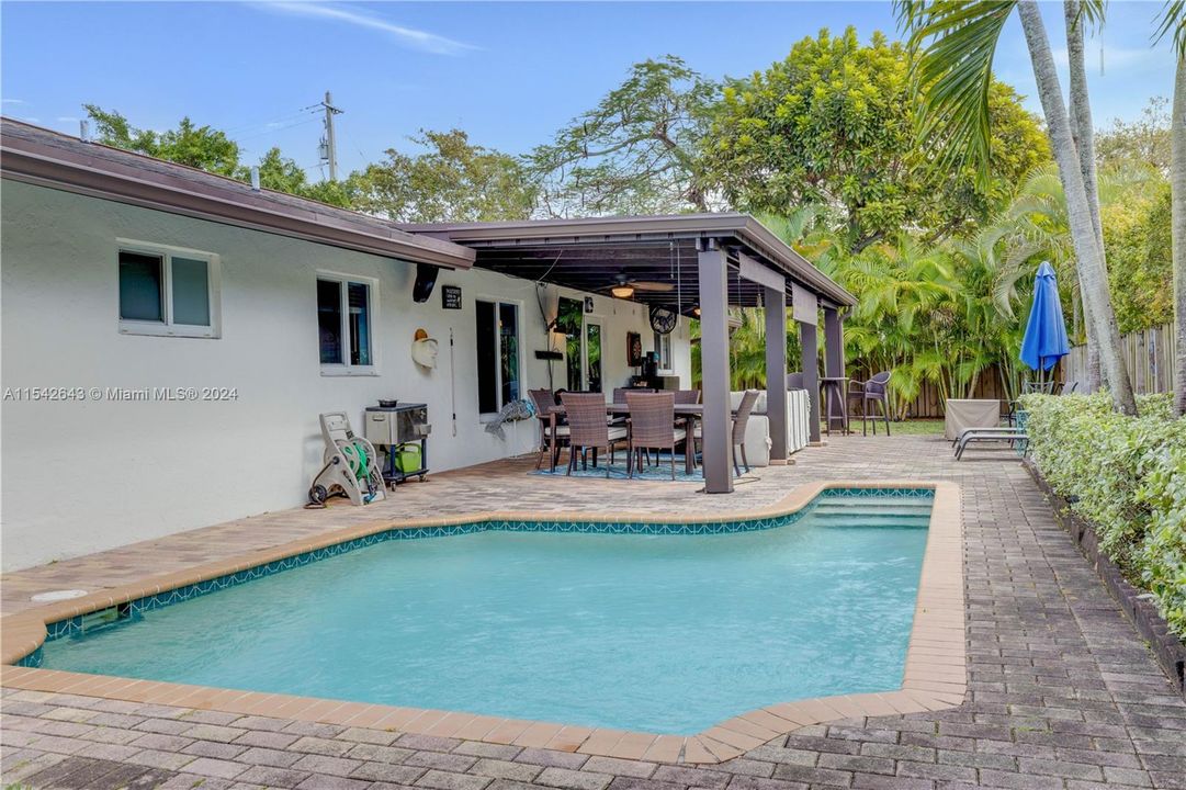 Recently Sold: $700,000 (4 beds, 2 baths, 1828 Square Feet)