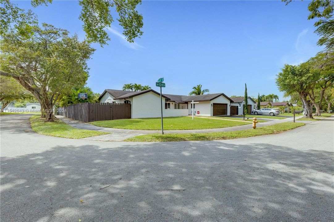 Recently Sold: $700,000 (4 beds, 2 baths, 1828 Square Feet)