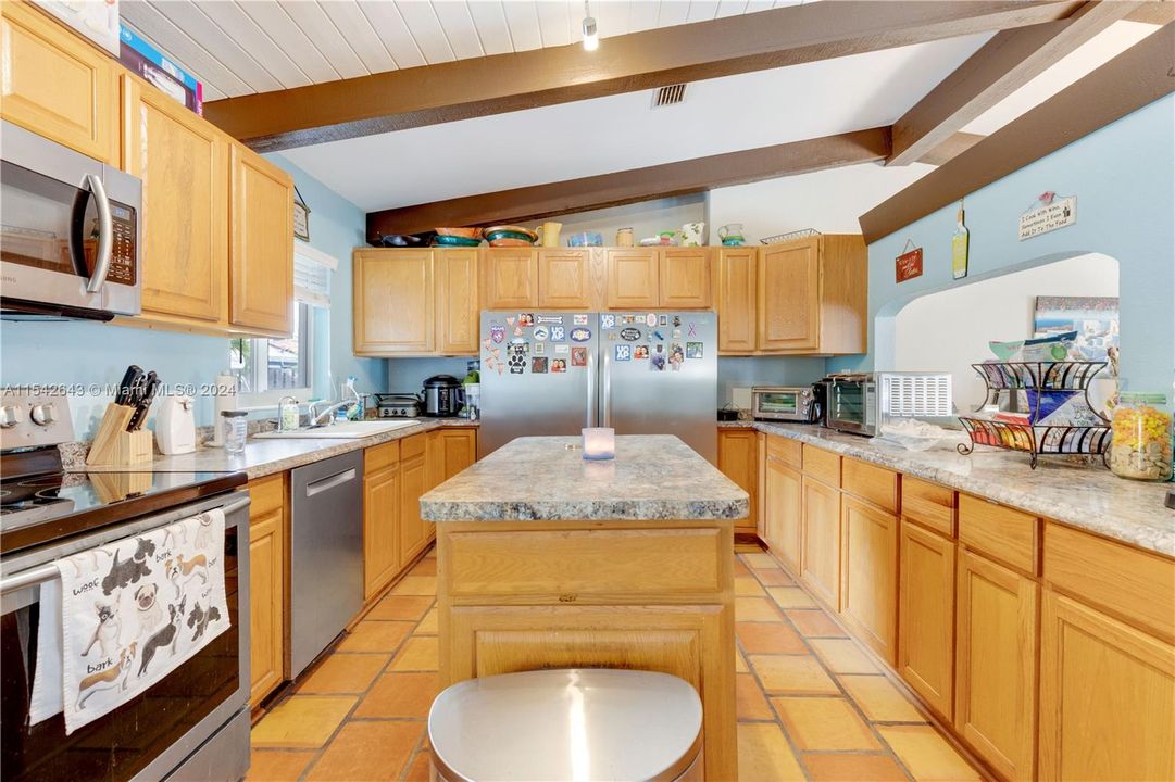 Recently Sold: $700,000 (4 beds, 2 baths, 1828 Square Feet)