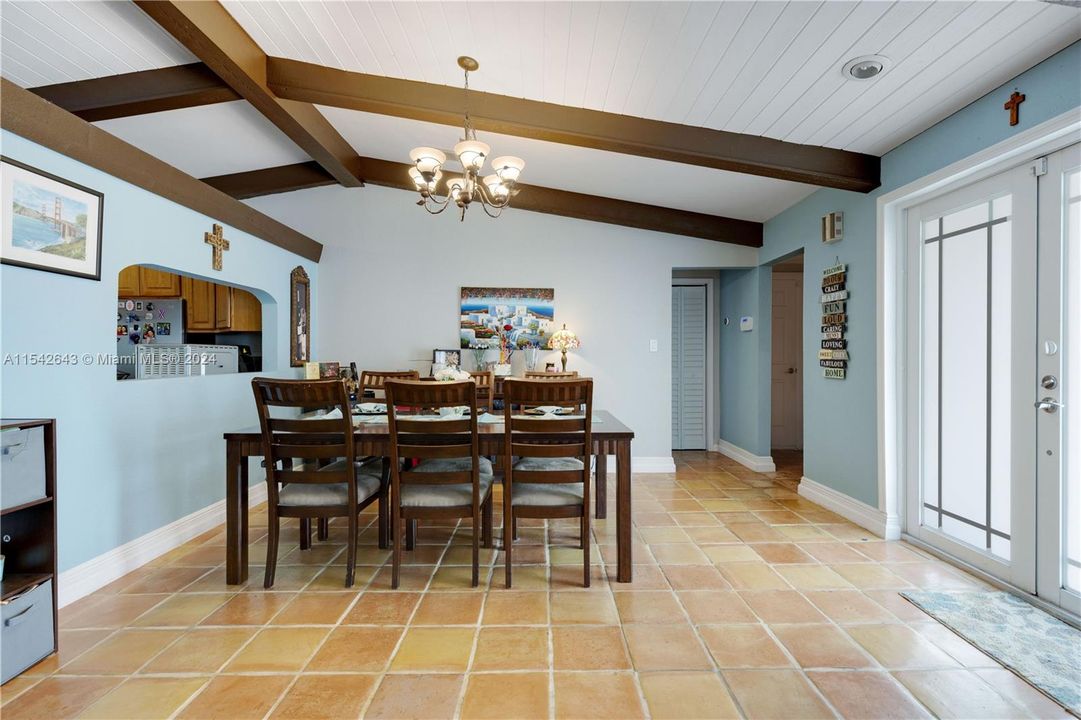 Recently Sold: $700,000 (4 beds, 2 baths, 1828 Square Feet)