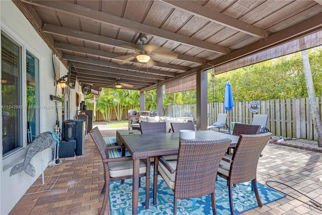 Recently Sold: $700,000 (4 beds, 2 baths, 1828 Square Feet)