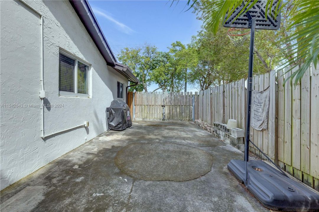 Recently Sold: $700,000 (4 beds, 2 baths, 1828 Square Feet)