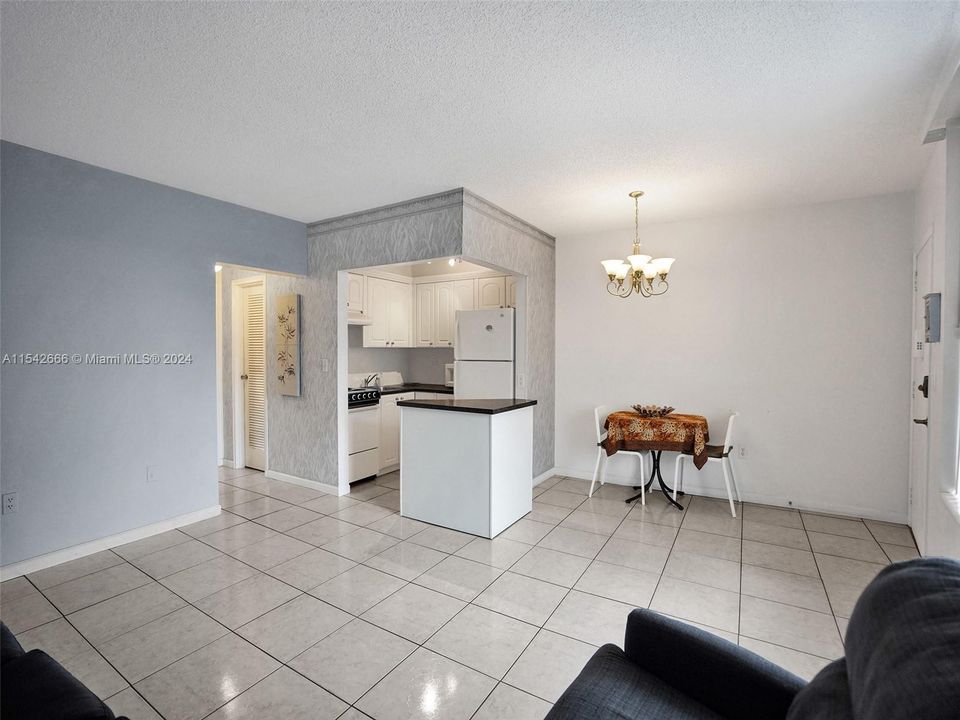 For Sale: $167,000 (1 beds, 1 baths, 733 Square Feet)