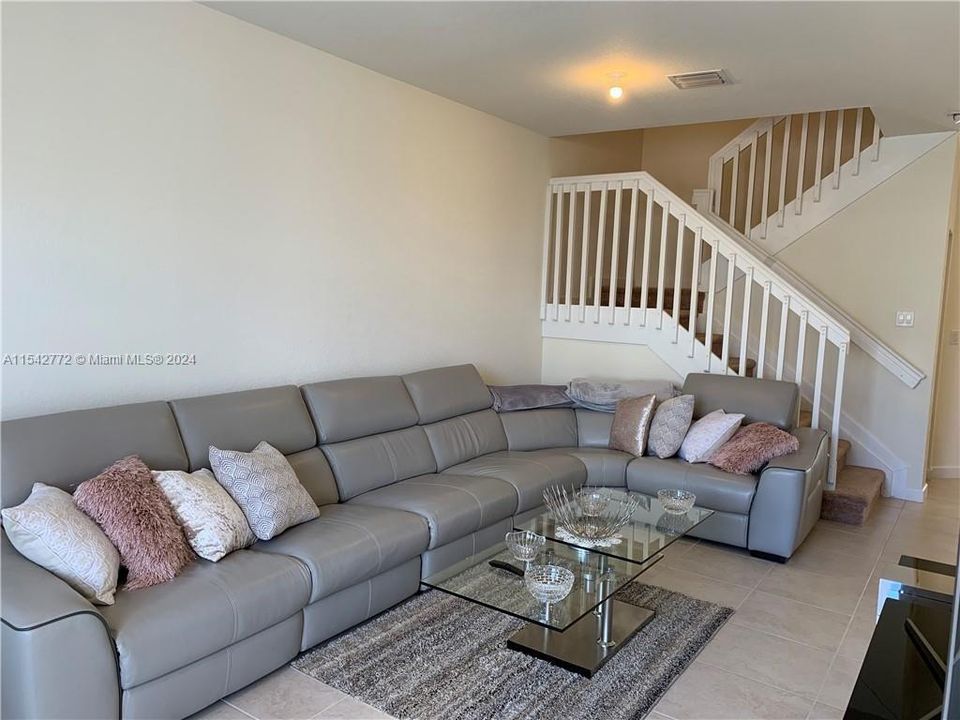 Recently Rented: $3,600 (4 beds, 3 baths, 1959 Square Feet)