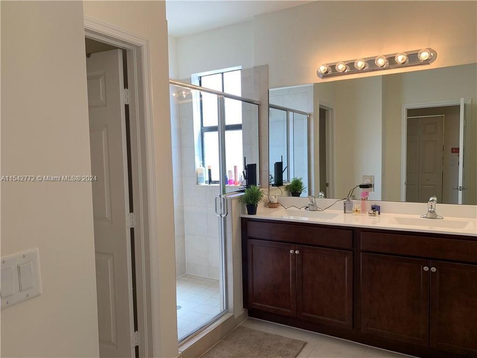 Recently Rented: $3,600 (4 beds, 3 baths, 1959 Square Feet)