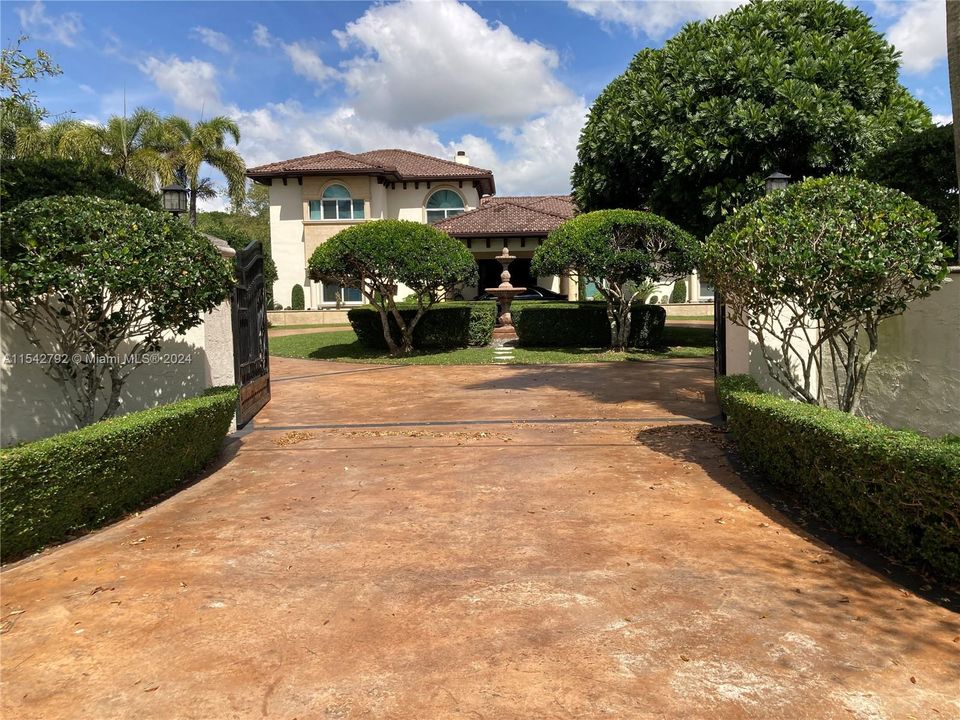 Active With Contract: $2,585,000 (8 beds, 5 baths, 6174 Square Feet)