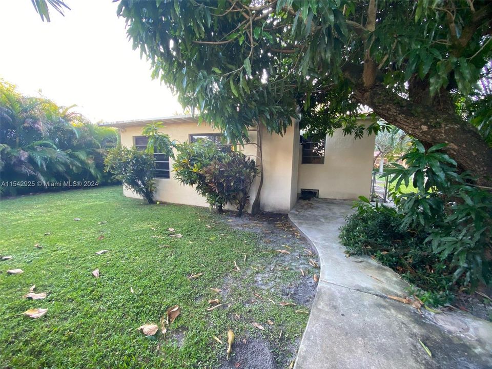 Recently Rented: $4,000 (3 beds, 2 baths, 1404 Square Feet)