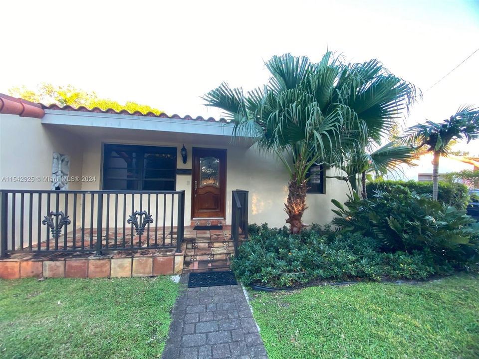 Recently Rented: $4,000 (3 beds, 2 baths, 1404 Square Feet)