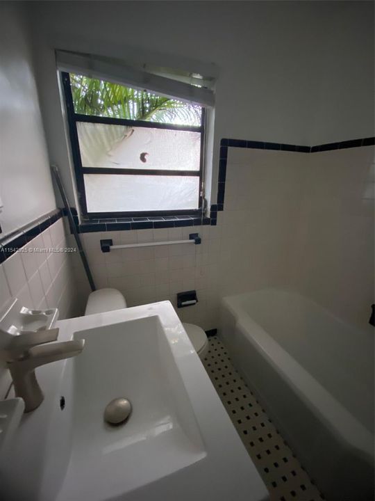 Recently Rented: $4,000 (3 beds, 2 baths, 1404 Square Feet)