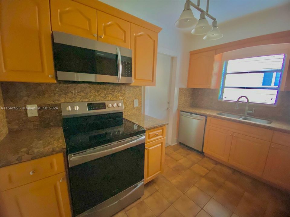 Recently Rented: $4,000 (3 beds, 2 baths, 1404 Square Feet)