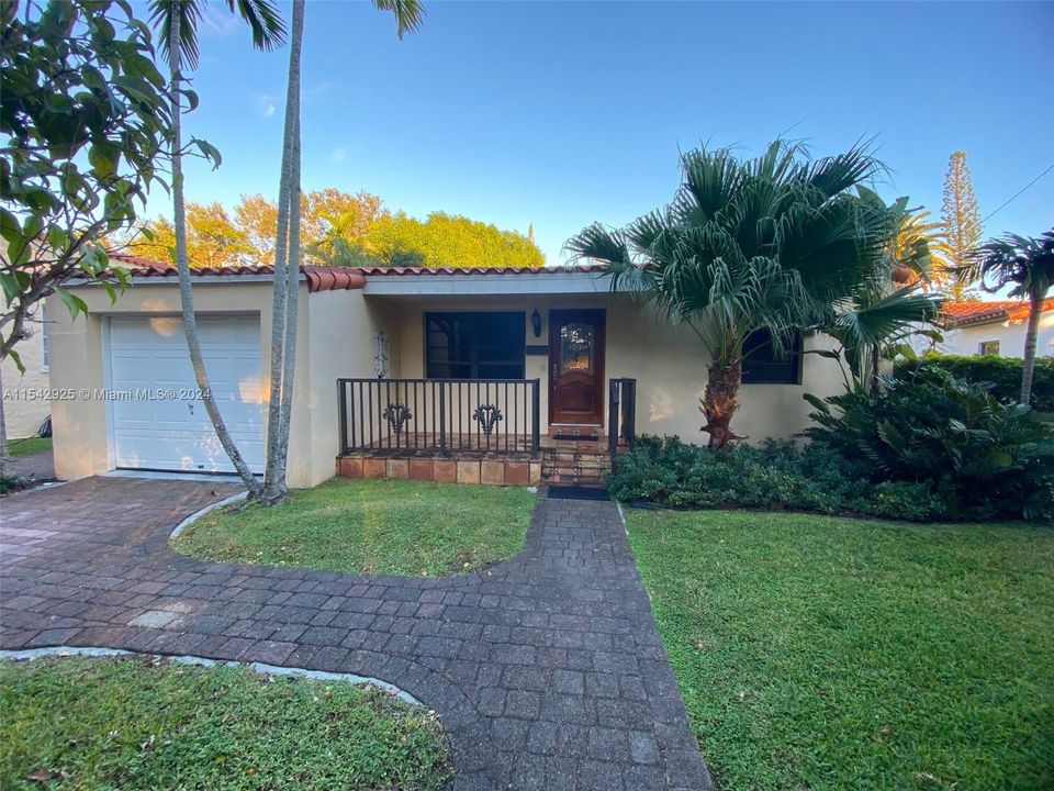 Recently Rented: $4,000 (3 beds, 2 baths, 1404 Square Feet)