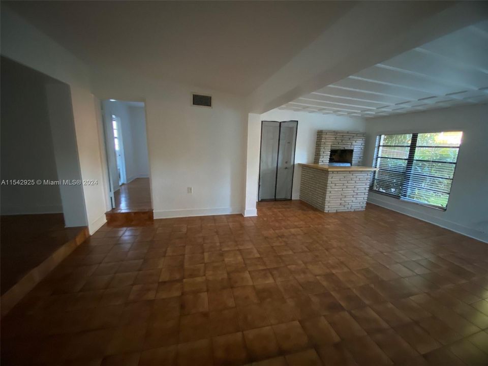 Recently Rented: $4,000 (3 beds, 2 baths, 1404 Square Feet)