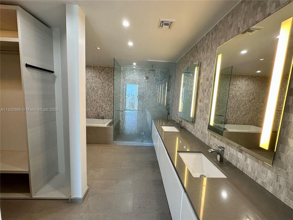 For Sale: $1,135,000 (2 beds, 2 baths, 1244 Square Feet)