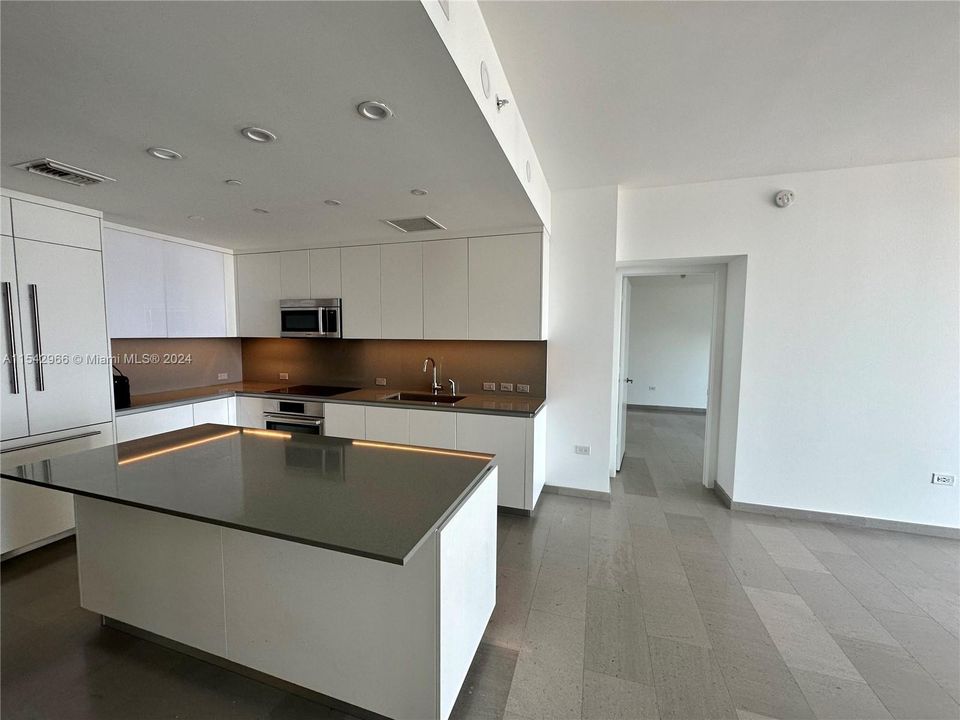 For Sale: $1,135,000 (2 beds, 2 baths, 1244 Square Feet)