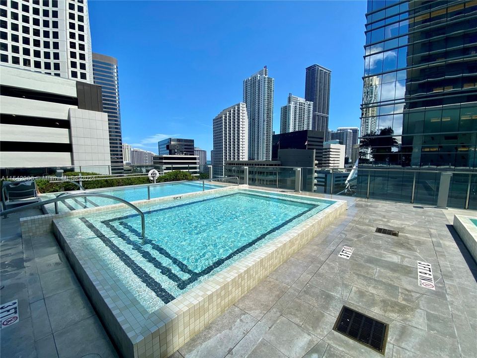 For Sale: $1,135,000 (2 beds, 2 baths, 1244 Square Feet)