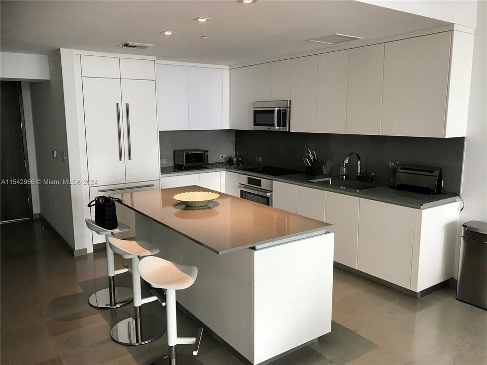 For Sale: $1,135,000 (2 beds, 2 baths, 1244 Square Feet)