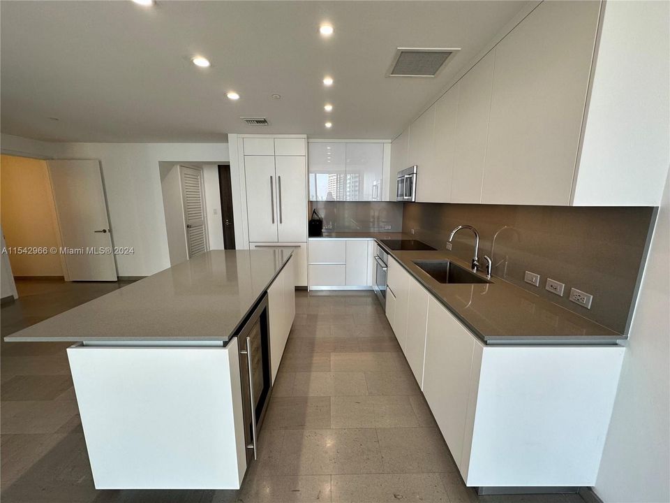 For Sale: $1,135,000 (2 beds, 2 baths, 1244 Square Feet)