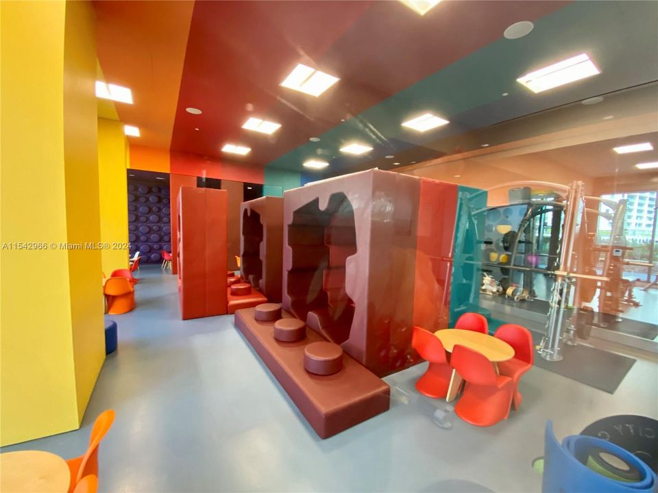 For Sale: $1,135,000 (2 beds, 2 baths, 1244 Square Feet)