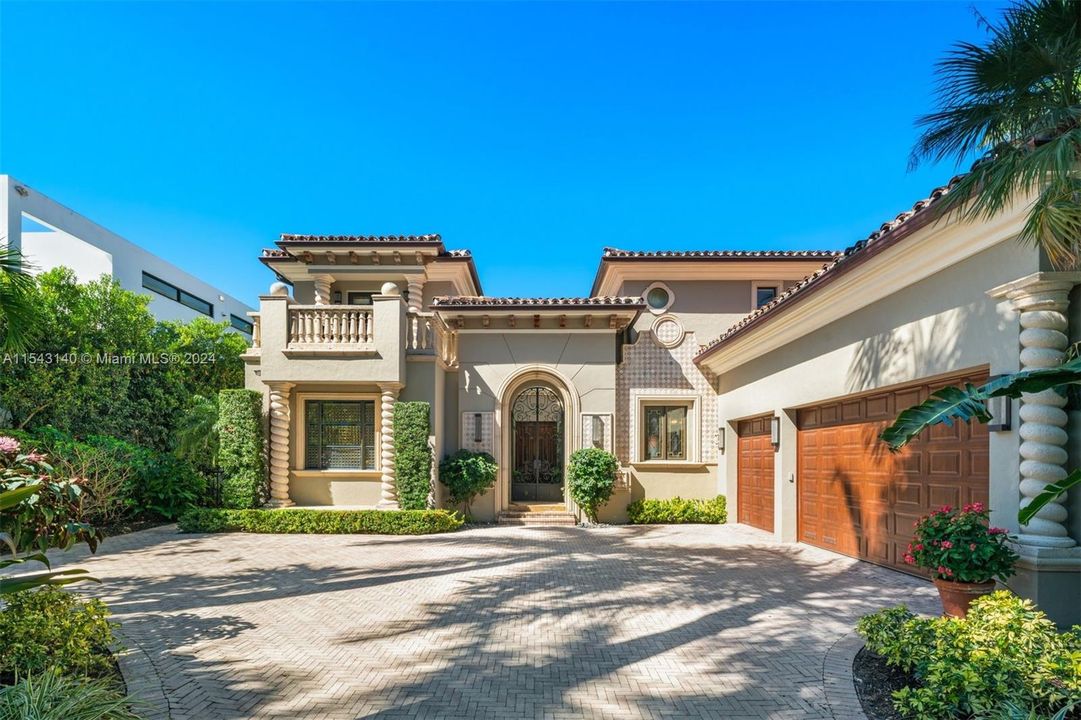 Recently Sold: $11,200,000 (6 beds, 5 baths, 6642 Square Feet)