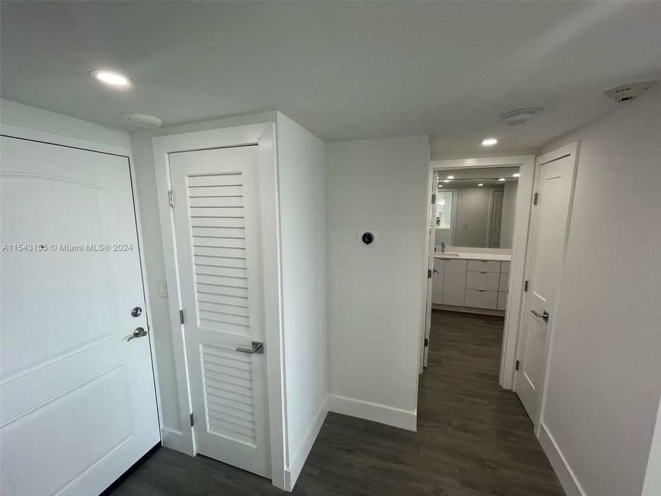 Active With Contract: $2,850 (1 beds, 1 baths, 991 Square Feet)
