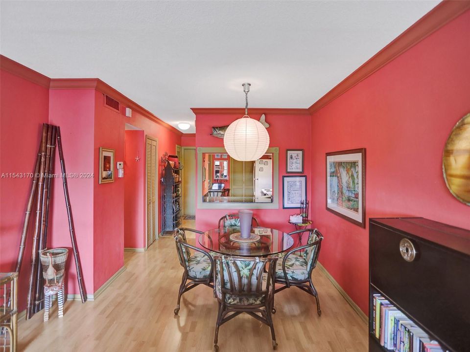 For Sale: $269,000 (2 beds, 2 baths, 1050 Square Feet)