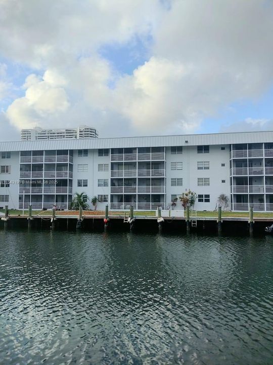 For Sale: $220,000 (1 beds, 1 baths, 812 Square Feet)