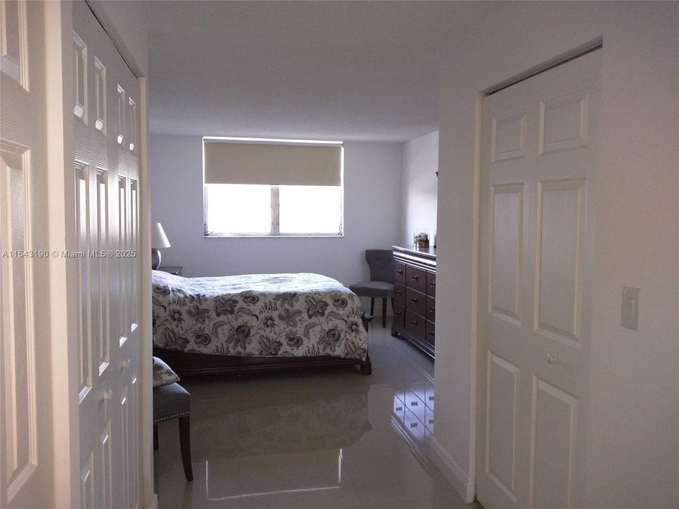 For Sale: $220,000 (1 beds, 1 baths, 812 Square Feet)