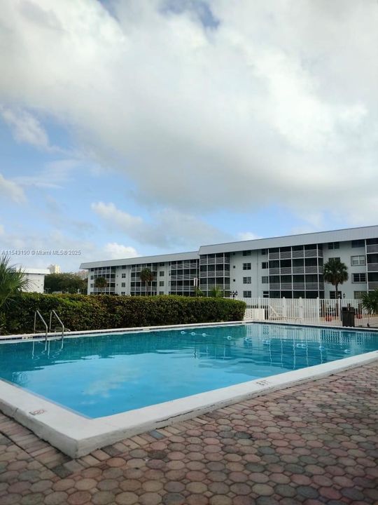 For Sale: $220,000 (1 beds, 1 baths, 812 Square Feet)