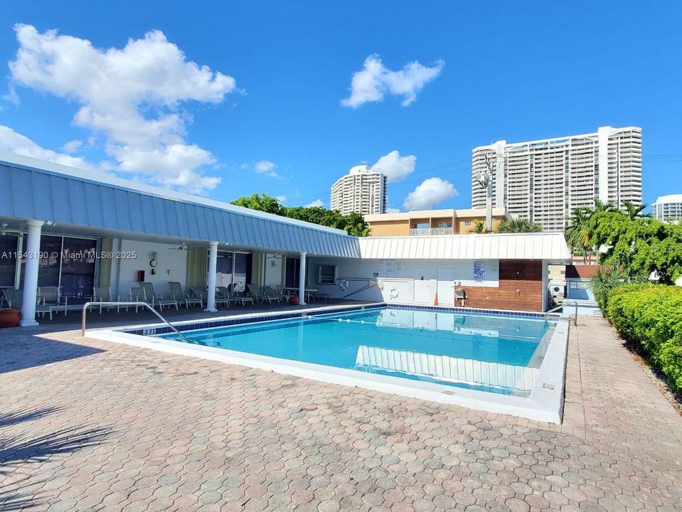 For Sale: $220,000 (1 beds, 1 baths, 812 Square Feet)